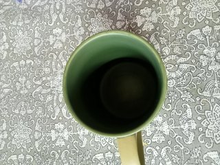 Caneca verde com alça dourada e estampa de alce