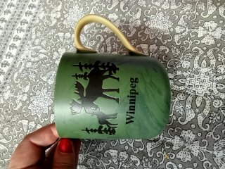 Caneca verde com alça dourada e estampa de alce