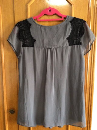 Blusa de gasa con encaje negro