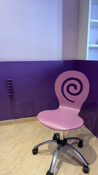 Silla rosa con diseño espiral