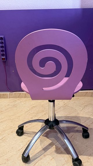 Silla rosa con diseño espiral