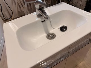 Mueble de baño con lavabo y grifo