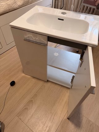 Mueble de baño con lavabo y grifo