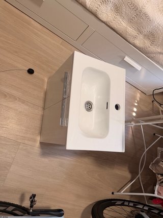Mueble de baño con lavabo y grifo