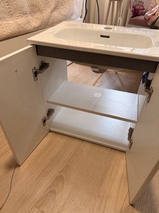 Mueble de baño con lavabo y grifo