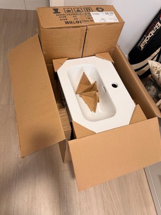 Mueble de baño con lavabo y grifo