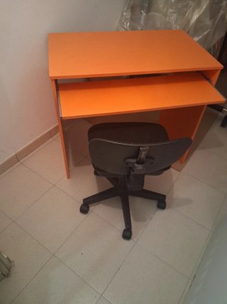 Escritorio naranja con bandeja