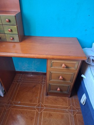Escritorio de madera con cajones