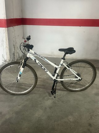 Bicicleta de montaña blanca M100