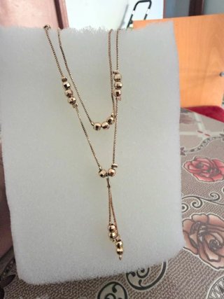 Collar de cadena con cuentas doradas