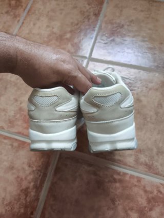 Zapatillas Zara Blancas y Beige