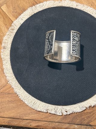 Brazalete animal print plata y negro