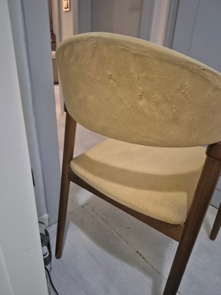 Sillón tapizado beige, estructura madera oscura