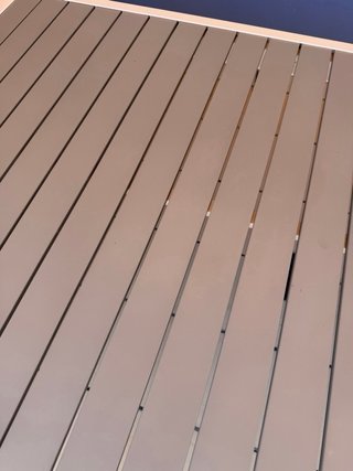 Mesa de terraza grande gris y blanca