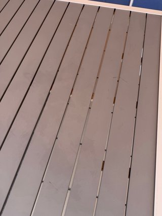 Mesa de terraza grande gris y blanca