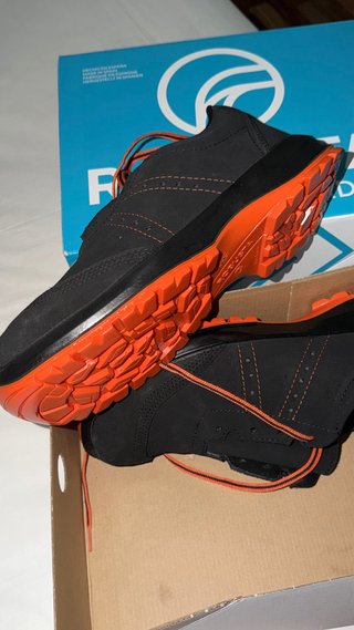 Zapatos de seguridad ROBUSTA negros y naranjas