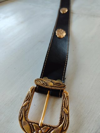 Cinturón de cuero negro con detalles dorados