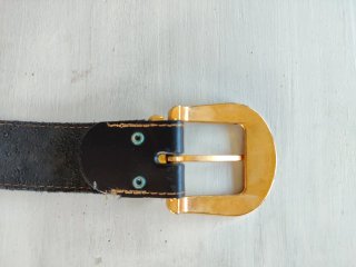 Cinturón de cuero negro con detalles dorados