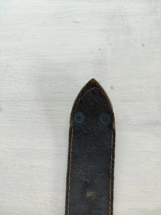 Cinturón de cuero negro con detalles dorados