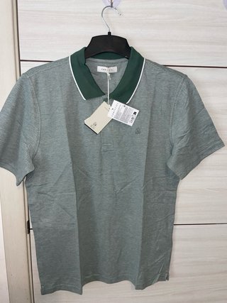Polo Cortefiel verde con cuello blanco