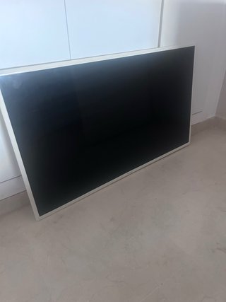 Televisor extraplano 49 bordes blancos