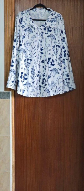 Camisa con estampado floral de manga larga.