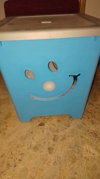Cubo azul para juguetes con cara sonriente
