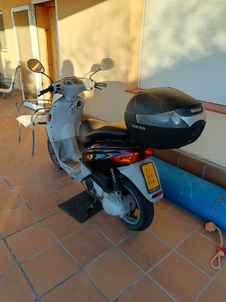 Moto Scooter Derbi Negra