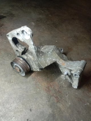 Soporte Bomba Clio 16v