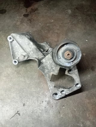 Soporte Bomba Clio 16v