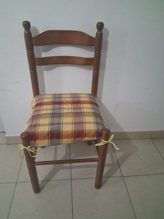 Sillas de madera con cojín a cuadros