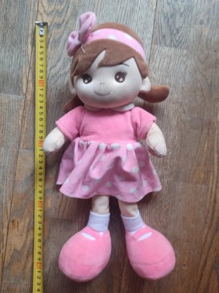 Muñeca de trapo rosa con lunares blancos