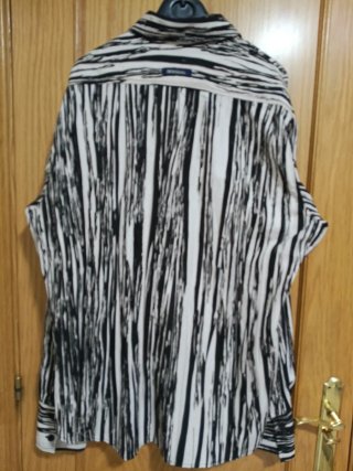 Camisa Rayas Blanco y Negro.
