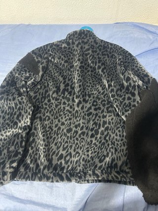 Chaqueta polar con estampado de leopardo