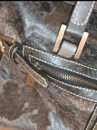 Bolso gris amplio efecto piel sin desperfectos