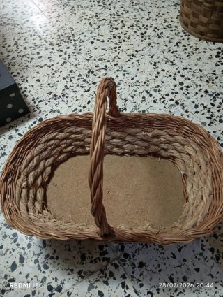 Cesta de mimbre decorativa