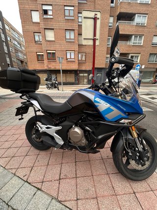 CFMOTO 650 Adventure Negra y Azul