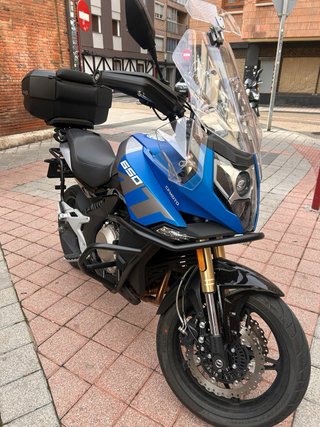 CFMOTO 650 Adventure Negra y Azul