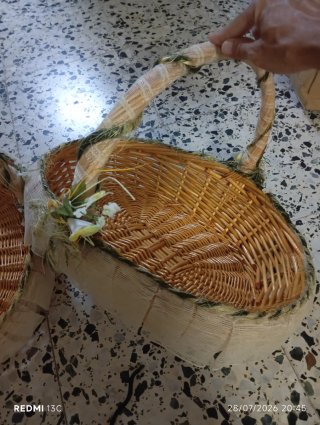 Cesta de mimbre decorada