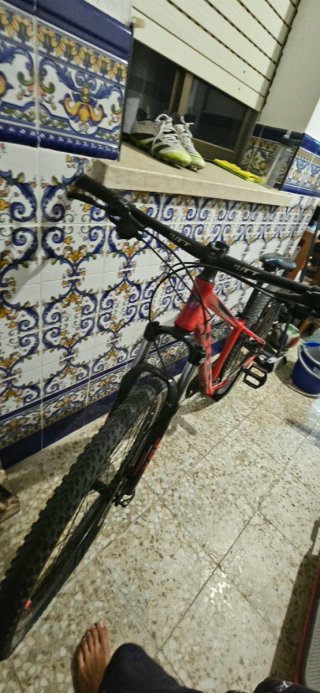 Bicicleta de montaña roja
