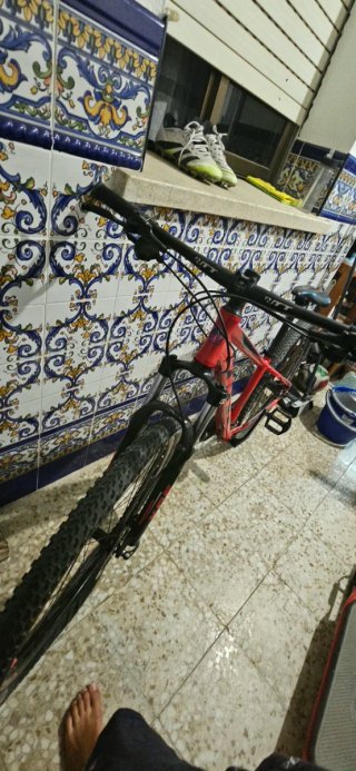 Bicicleta de montaña roja