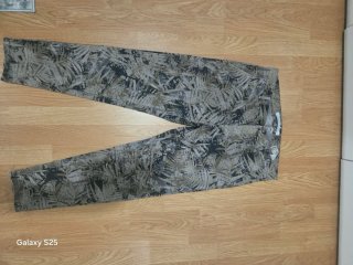 Pantalón pitillo Zara estampado hombre