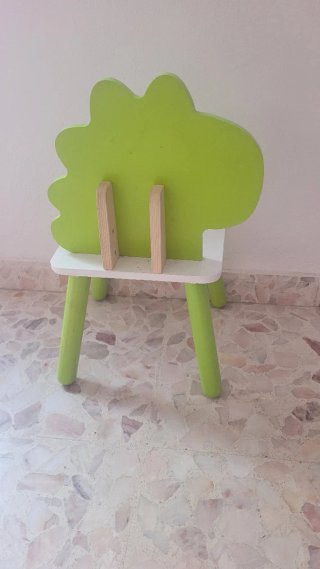 Silla infantil de madera dinosaurio