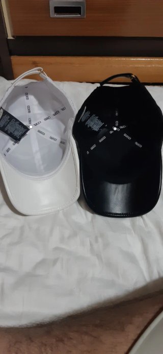 2 cappellini originali Gucci in bianco e nero