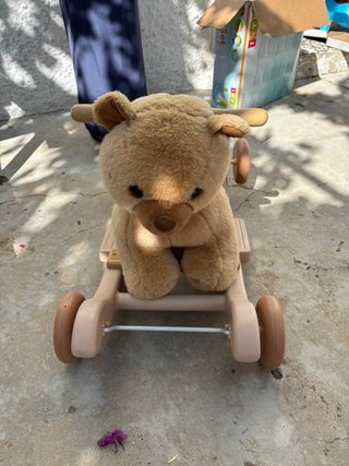 Oso de peluche con andador de madera