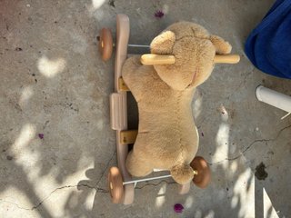 Oso de peluche con andador de madera