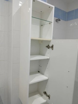 Espejo y armario de baño plateado