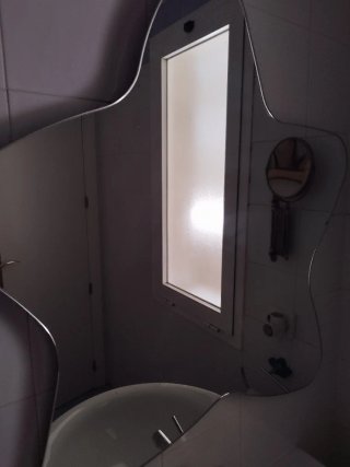 Espejo y armario de baño plateado