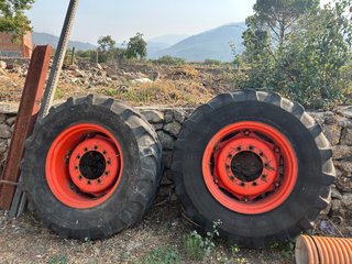 Rueda de tractor con llanta naranja