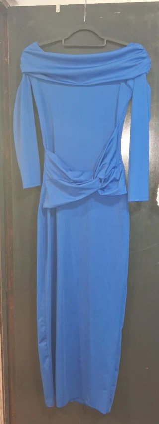 Vestido azul elegante con drapeado